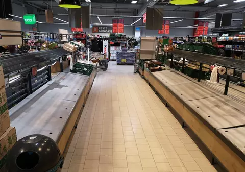 România, scenariul 2. Bucureștenii au cumpărat masiv făină, mălai, legume și conserve. Cum arătau supermarketurile la ora 20.00