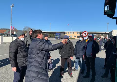 Peste 300 de șoferi de tir români au fost blocați la granița Italiei cu Slovenia timp de 48 de ore. Situația s-a rezolvat, dar mai sunt transportatori izolați