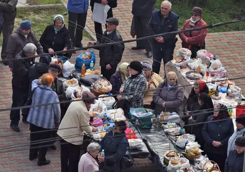 Video | În timp ce un preot din Scăieni cheamă cât mai mulți oameni duminică la slujbă, un preot din Brazilia ține slujbele online