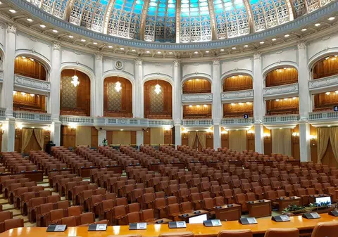 Parlamentul a încuviinţat decretarea stării de urgenţă, cu unanimitate de voturi. Votul a fost online, o premieră a Legislativului