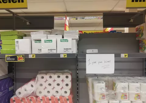CORESPONDENȚĂ DIN AMSTERDAM |Am fost la un supermarket din Olanda și am găsit hârtia igienică raționalizată: ”Un pachet pentru fiecare client”. Premierul Rutte: ”Stați liniștiți, putem merge la toaletă 10 ani”