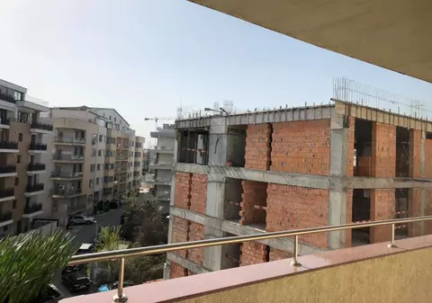 Firmele private din București construiesc la foc continuu. Locatară: „4 ore s-a cutremurat toată casa”