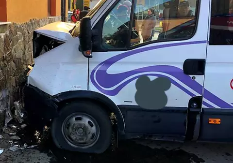 Un microbuz a intrat într-o casă, după ce șoferului i s-a făcut rău la volan. Mai multe persoane au fost rănite