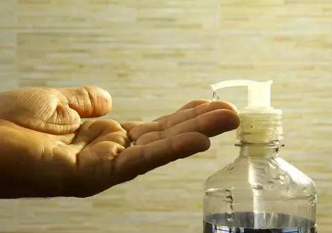 Proprietarul Louis Vuitton va produce dezinfectant pentru mâini și îl va distribui gratuit către 39 de spitale din Paris