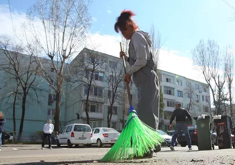 La curățat spațiile verzi din Sectorul 2, fără mănuși și măști. Patronul firmei, insulte îngrozitoare la adresa jurnalistei Libertatea: „Te f**e grija de contract?”