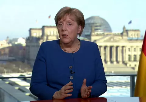 Angela Merkel vrea amenzi de minimum 50 de euro pentru nepurtarea măștii în magazine sau în transportul public