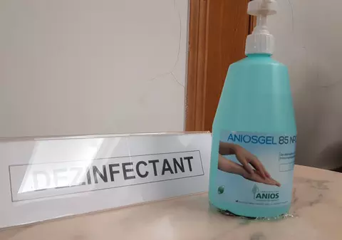 Parlament | Sticla cu gel dezinfectant împotriva coronavirusului a fost lipită de masă, ca să nu dispară VIDEO