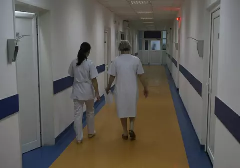 În timp ce alte țări apelează la medici pensionari, 90 de asistente medicale și infirmiere au fost concediate azi la Iași, în plină pandemie