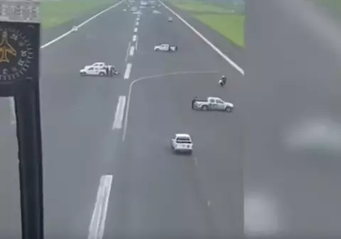 VIDEO | Ecuadorienii nu au permis unui avion care venea de la Madrid să aterizeze. Au blocat pista cu maşini, camioane şi motociclete