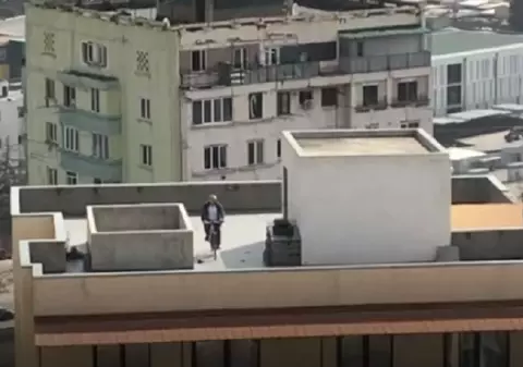 VIDEO | Soluția găsită de un georgian pentru a face sport: cu bicicleta pe acoperișul blocului