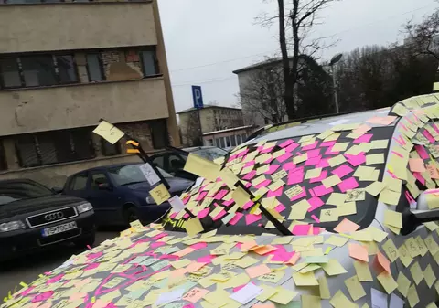 Mașină acoperită cu bilețele colorate în campusul studențesc din Iași. Care era mesajul