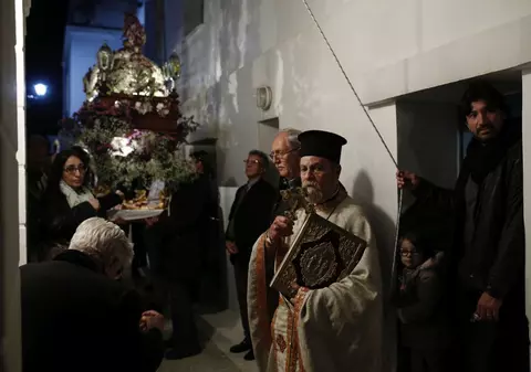 În vreme ce preoții români cheamă lumea la biserică, un mitropolit din Grecia a fost reținut de poliție după ce a oficiat o slujbă