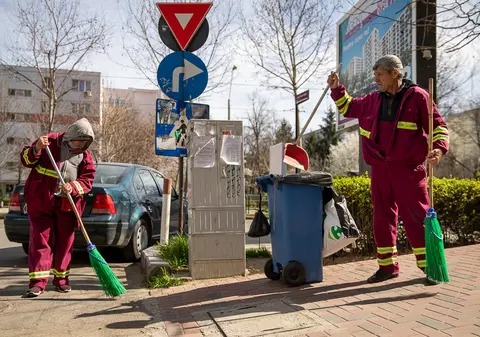 O firmă de salubritate este acuzată că refuză să ridice gunoiul din centrele de carantină din Capitală. Răspunsul: ”Este o vendetă personală”
