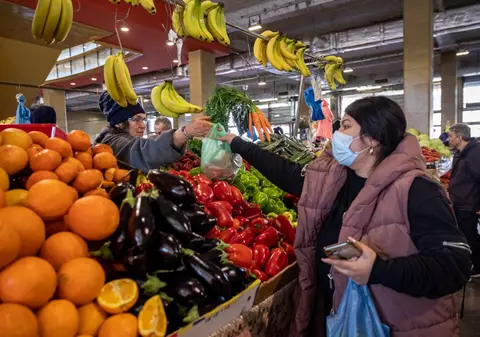 Recomandările oficialilor  pentru mersul la cumpărături și sărbătorile de Paște. Românii, sfătuiți să poarte mască și mănuși