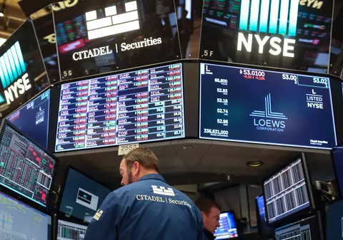 Coronavirusul și crahul petrolier au ras 5.000 de miliarde de dolari de pe bursele din SUA. Piețele de capital încep să își revină marți, prețul țițeiului crește