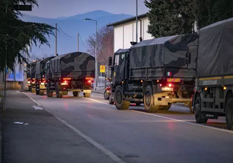 Imaginea epidemiei în Bergamo: camioane militare transportă zeci de sicrie cu victimele coronavirusului pentru a fi incinerate