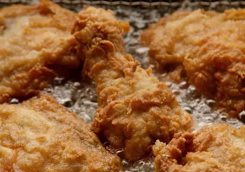 KFC renunță la reclamele în care ne îndeamnă să ne lingem degetele. Plângeri după declanșarea pandemiei de coronavirus