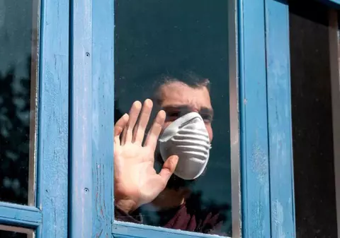 Românii pot fi ținuți cu greu în casă. Aproape 1.500 de persoane nu au respectat autoizolarea și au fost plasați în carantină, sub supraveghere