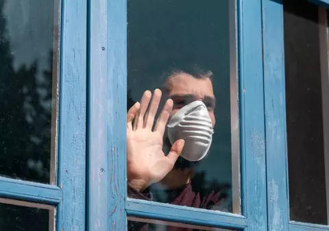 Românii care nu respectă carantina, buni de plată. Cât costă o zi în centrele de carantină