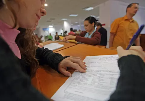 În plină criză coronavirus, Registrul Comerțului prelungește programul angajaților. Oamenii se expun la cozi pentru că sistemul online nu funcționează