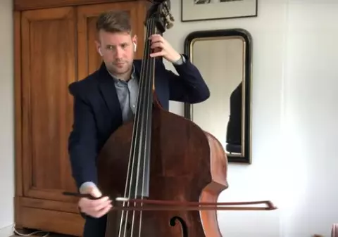 Spectacol de muzică clasică transmis din dormitor. Membrii Orchestrei Filarmonice din Rotterdam cântă Beethoven din izolare