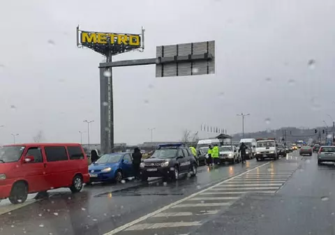 Românii din Italia continuă să se întoarcă în țară. Convoi de mașini surprins în Baia Mare