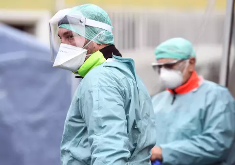 O asistentă din Italia compară lupta cu COVID-19 cu un război „greu de dus, pentru că nu cunoaștem inamicul”: „Singura armă eficientă este izolarea”