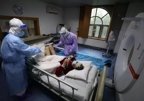 Un pacient ”vindecat” a murit în China din cauza coronavirusului. Mai mulți oameni depistați pozitiv după externare