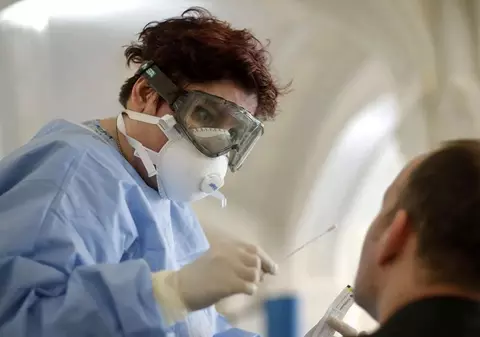 Marea Britanie vrea să testeze 25.000 de oameni în fiecare zi pentru controlul epidemiei