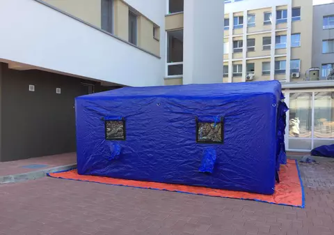 27 de paturi pentru pacienţii cu Covid 19 internaţi la Spitalul Judeţean de Urgenţă Suceava. Aici au fost montate şi corturi pentru triaj