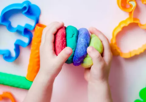 Cum se face plastilina acasă din câteva ingrediente - activitate de făcut în casă cu copiii