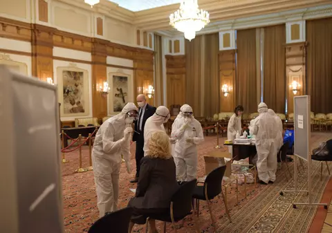 FOTO | Parlamentarii s-au testat de coronavirus. În Parlament se merge pe un culoar stabilit, aleşii poartă măşti şi mănuşi