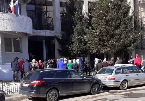 Imagini din Suceava: înghesuială chiar în fața sediului DSP