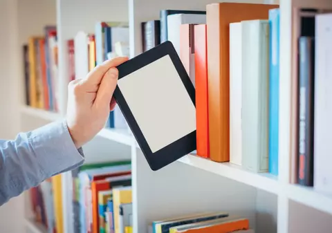 Editurile și librăriile se adaptează noilor realități: e-bookuri gratuite și reduceri serioase