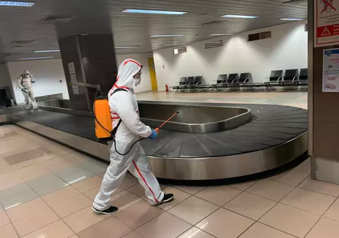 Măsuri de dezinfecție pentru coronavirus pe Aeroportul Otopeni. Ce se întâmplă în zona pe unde vin pasageri din alte țări cu COVID-19