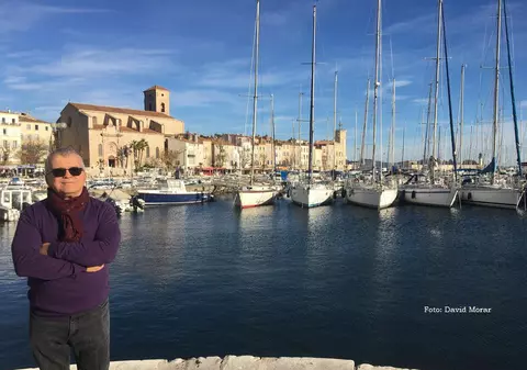 Ce să faci de coronavirus: scriitorul Ioan T. Morar trage tare să termine cartea ”Fake news în Epoca de Aur”