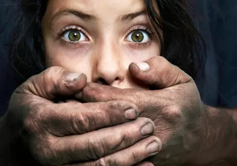 Cum au decis patru magistraţi că o fetiţă de 12 ani a fost cea care a corupt doi bărbați, unul dintre ei eliberat condiționat!