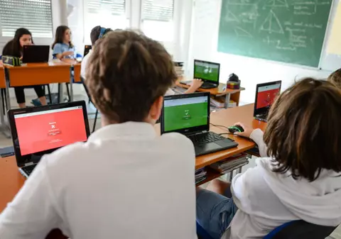 (Publicitate) Cum se desfășoară lecțiile în singura școală complet digitalizată din România