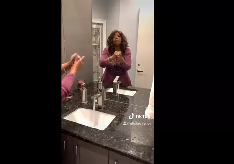 Video viral | Gloria Gaynor cântă hitul "I Will Survive" în timp ce se spală pe mâini