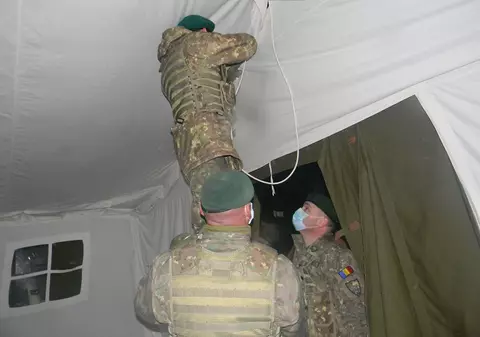 Corturi pentru triaj montate de militari la Spitalul Orășenesc din Gura Humorului și la Policlinica din Urziceni