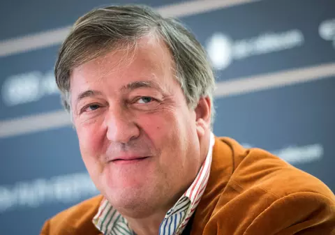 Secretul actorului și scriitorului Stephen Fry pentru a face față izolării: “Faceți-vă un program pe ore și țineți-vă de el!”