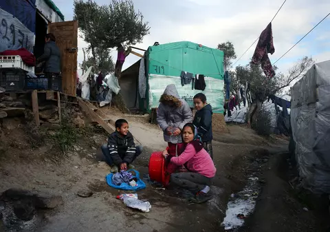 Copiii refugiaților se gândesc la sinucidere! Specialiștii sunt îngrijorați pentru micuții din tabăra de migranți Moria de pe insula grecească Lesbos