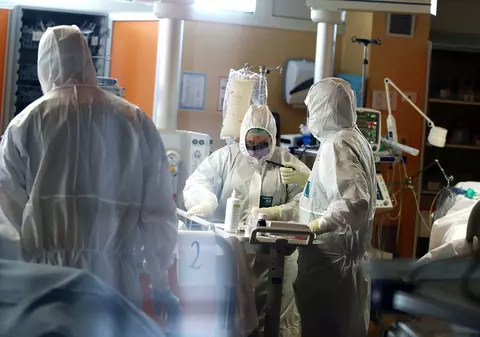 Două infirmiere de la Spitalul Județean Suceava descriu focarul de infecție. Cum s-a împrăștiat COVID-19 în feudele fără reguli ale șefilor mici și mari