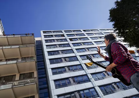 O româncă s-a sinucis vineri în Utrecht, aruncându-se de pe bloc. Mesajul din biletul de adio: “Am coronavirus”