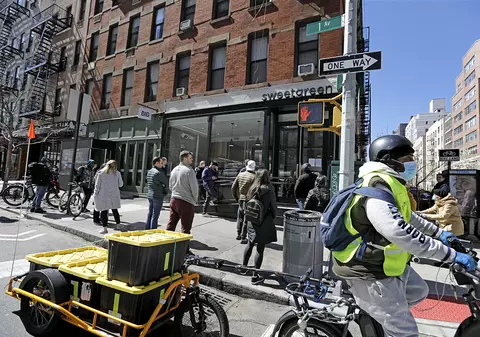 Cineva moare aici la fiecare 10 minute de COVID-19, iar oamenii erau la plimbare. Românii sunt mai disciplinați