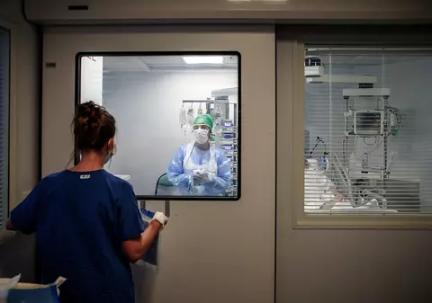 Un medic infectat cu coronavirus transmite un mesaj tulburător semenilor săi: “Izolare. Credință. Speranță. Răbdare. Curaj”