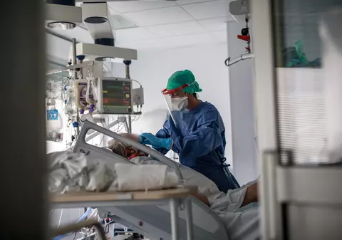 UPDATE | Socrul bloggeriței Prințesa Urbană, internat cu pneumonie la Suceava. Bloggeriţa revine cu detalii despre starea acestuia