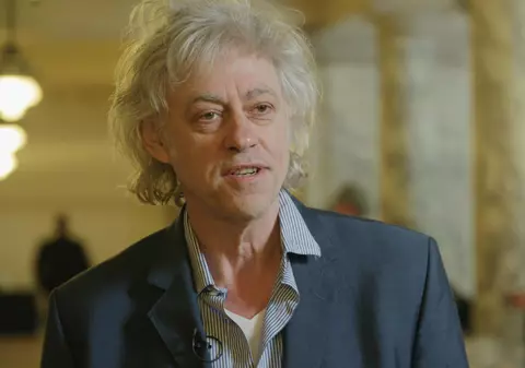 Ce face muzicianul Bob Geldof în izolare ca să nu se plictisească. La ce seriale se uită și ce citește