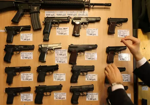 Coronavirusul a provocat cozi și la magazinele de arme. Americanii se tem de efectele sociale ale pandemiei
