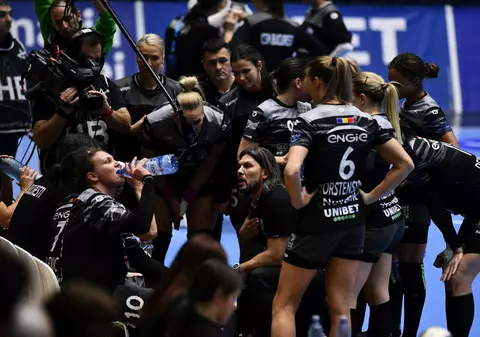 Federația europeană a anulat faza finală din Liga Campionilor la handbal feminin. CSM București și SCM Rm. Vâlcea erau calificate în sferturi